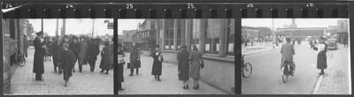 407241 Afbeeldingen van het verspreiden (colporteren) van de Zwarte Soldaat door de W.A. in het stationsgebied te Utrecht.